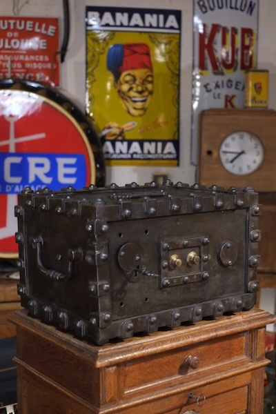 coffre fort de marine plein de rivet ancien